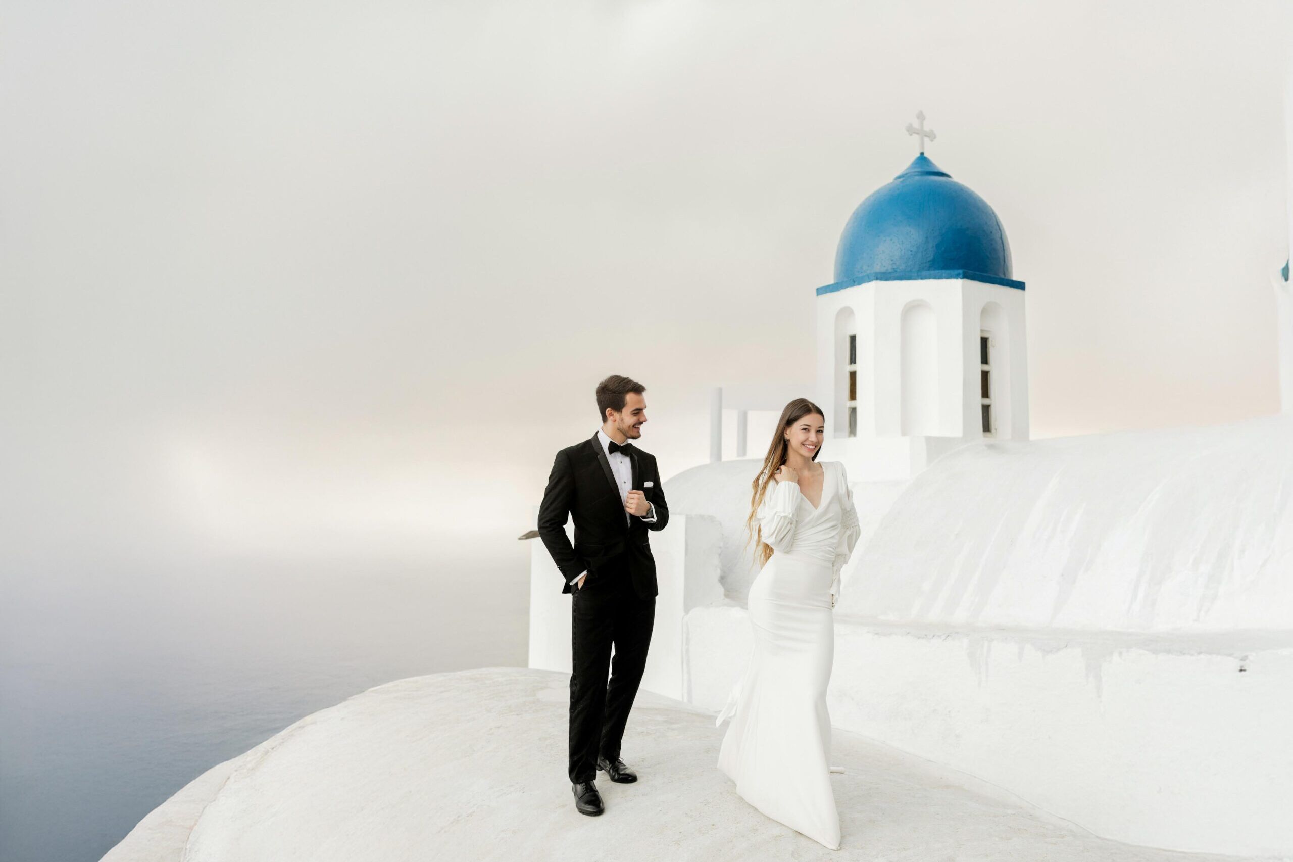 Scatti di una coppia in abiti da matrimonio a Santorini