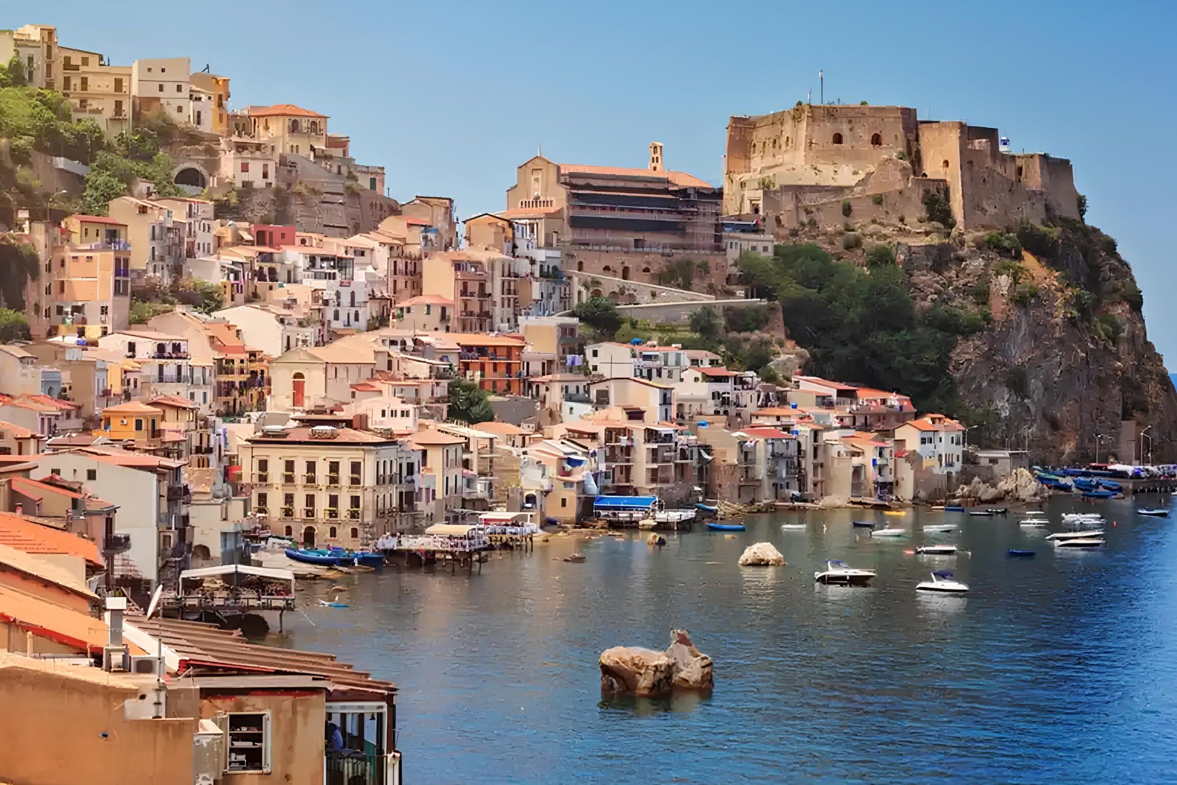 Vista sulla spiaggia di Scilla, perfetta per matrimoni esclusivi con panorama mozzafiato.