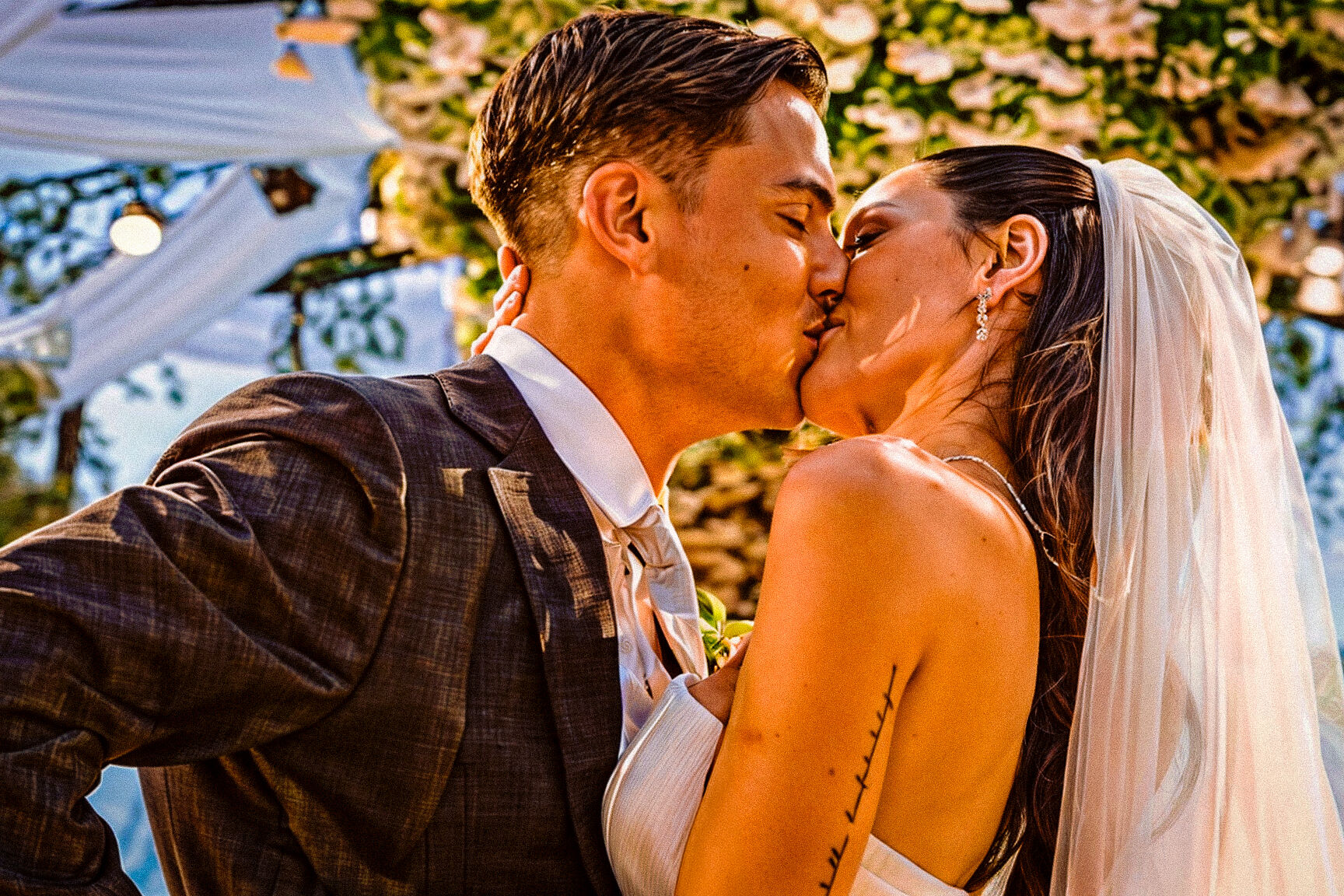 Paulo Dybala e Oriana Sabatini si baciano durante il loro matrimonio intimo, reso speciale dall’assenza di smartphone.