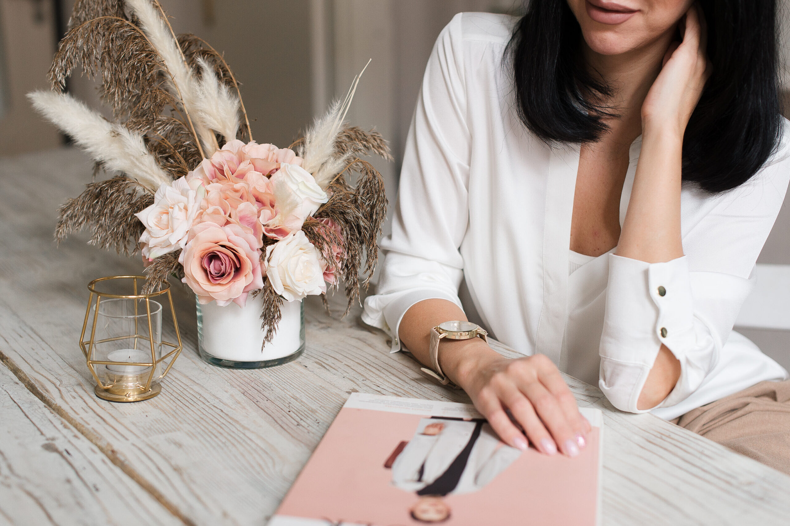 Wedding planner che coordina i dettagli del matrimonio con la coppia di sposi.