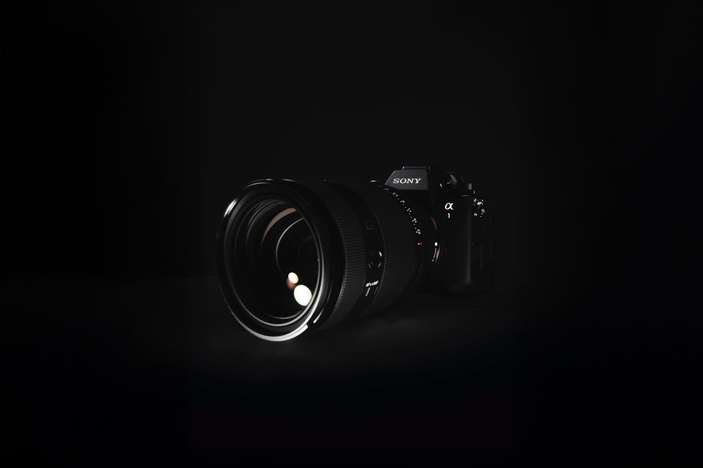 Sony A1 II con obiettivo montato, la migliore mirrorless del 2024 per fotografi professionisti.