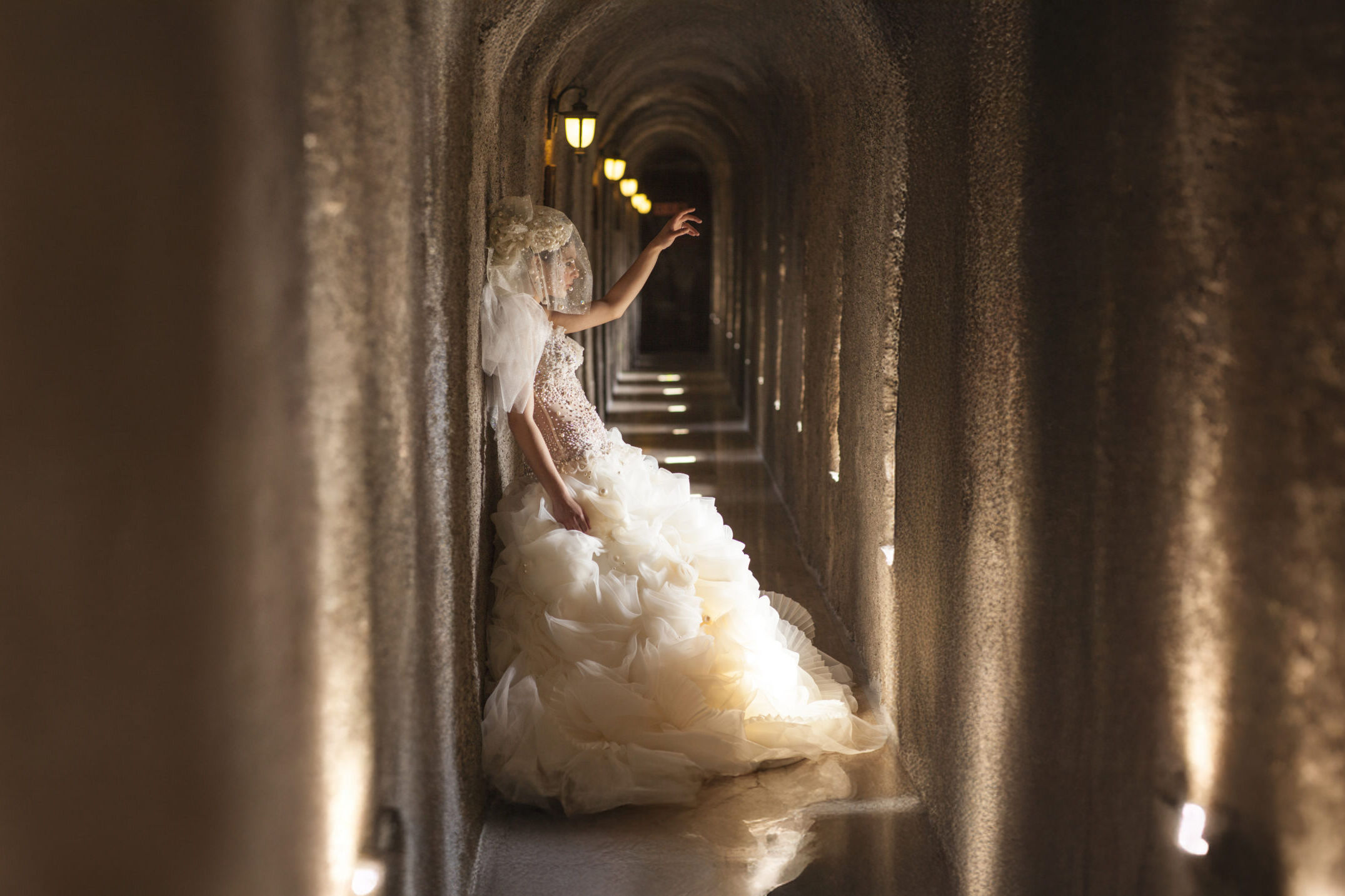 Sposa con abito bianco durante una sessione post wedding in una location elegante.