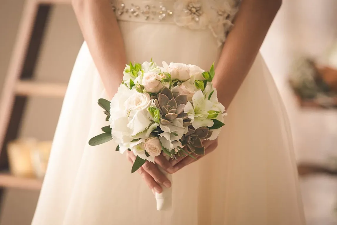 Un bouquet da sposa ispirato ai fiori di Sanremo con rose, orchidee e lavanda.