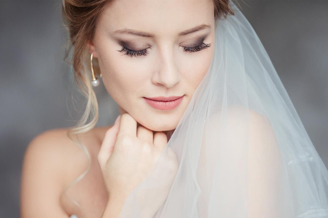 Sposa con trucco naturale e raffinato per il matrimonio 2026.