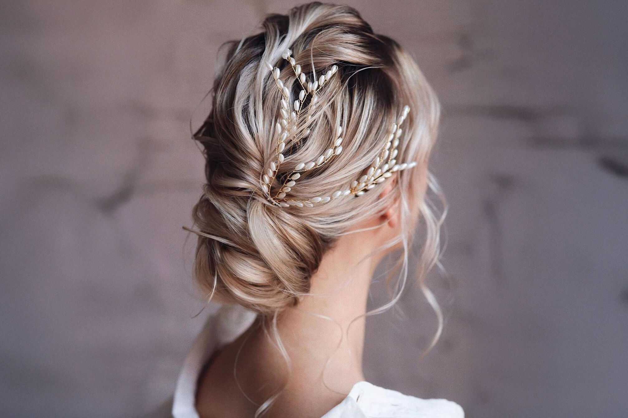 Acconciature da sposa 2025: raccolto morbido, onde hollywoodiane e accessori gioiello per un look elegante.