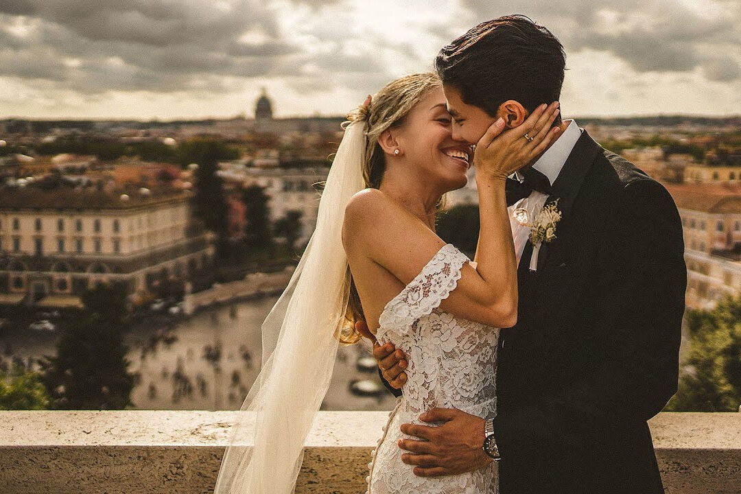 Sposa su terrazza a Roma per destination wedding elegante