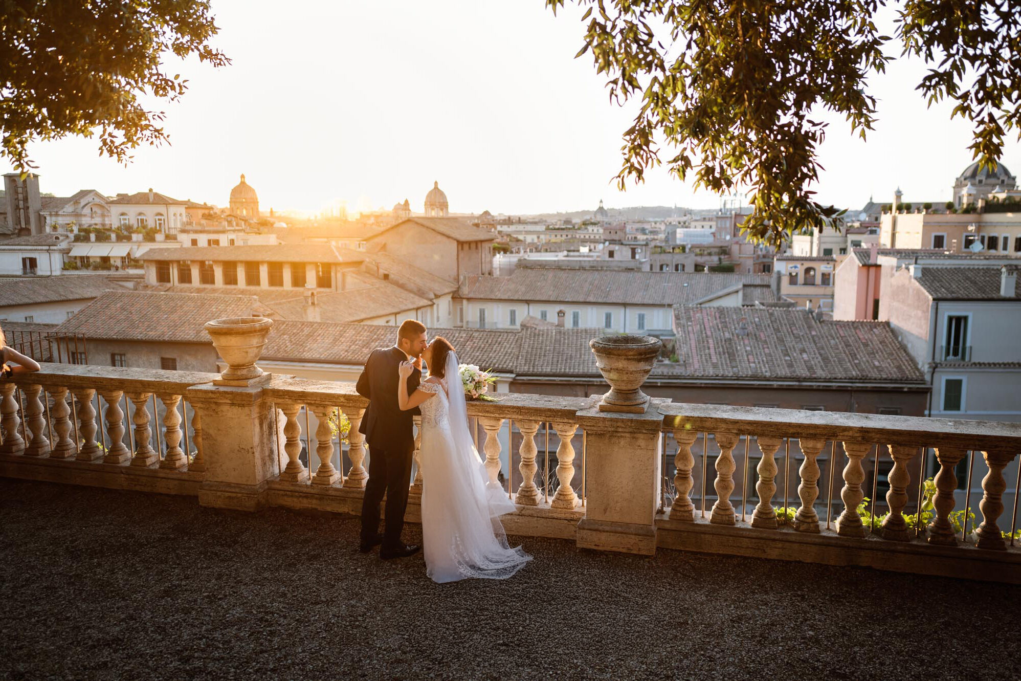 coppia di sposi che si guarda negli occhi durante il matrimonio