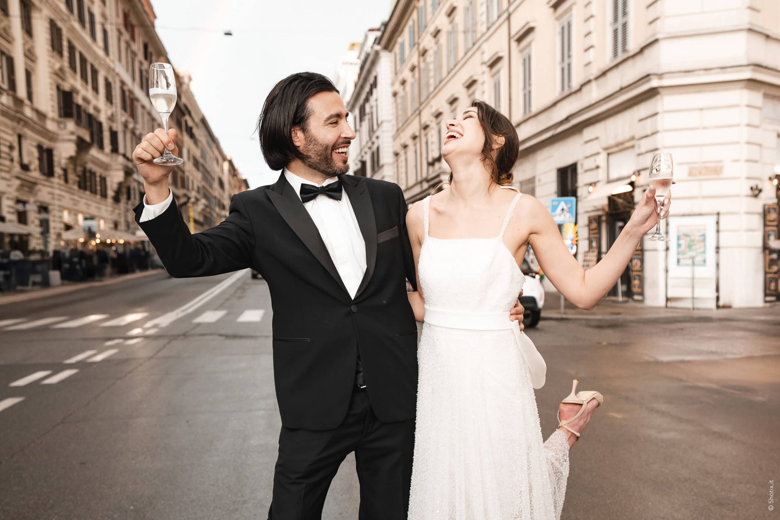 Coppia impegnata che organizza il matrimonio mentre lavora, pianificazione delle nozze senza stress.