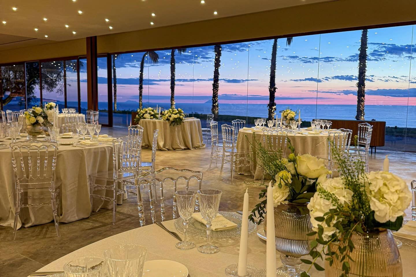 Sala ricevimenti moderna e decorata per matrimonio elegante in Calabria