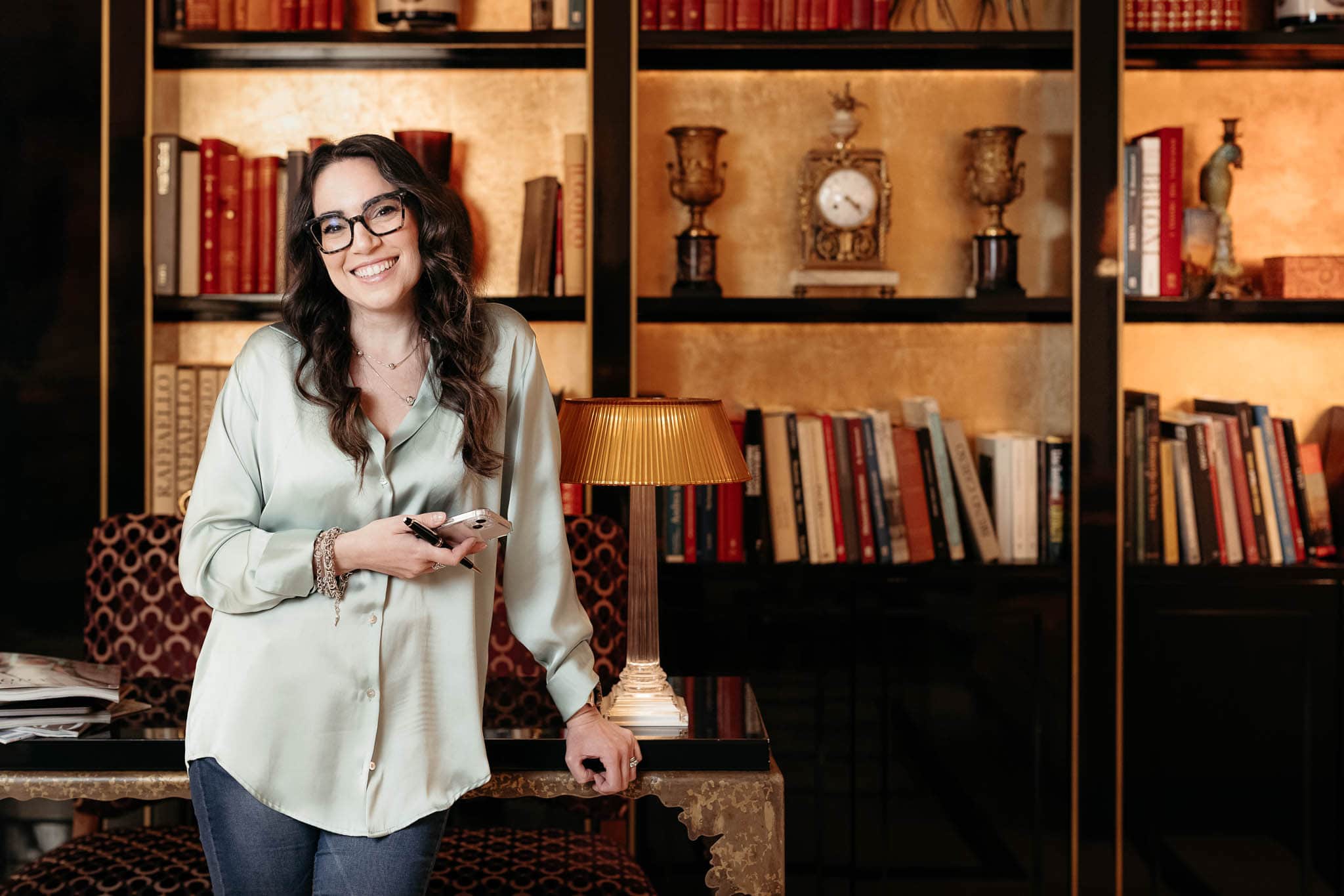Chiara Toso set designer prepara i dettagli dello sposo durante un destination wedding elegante a Roma