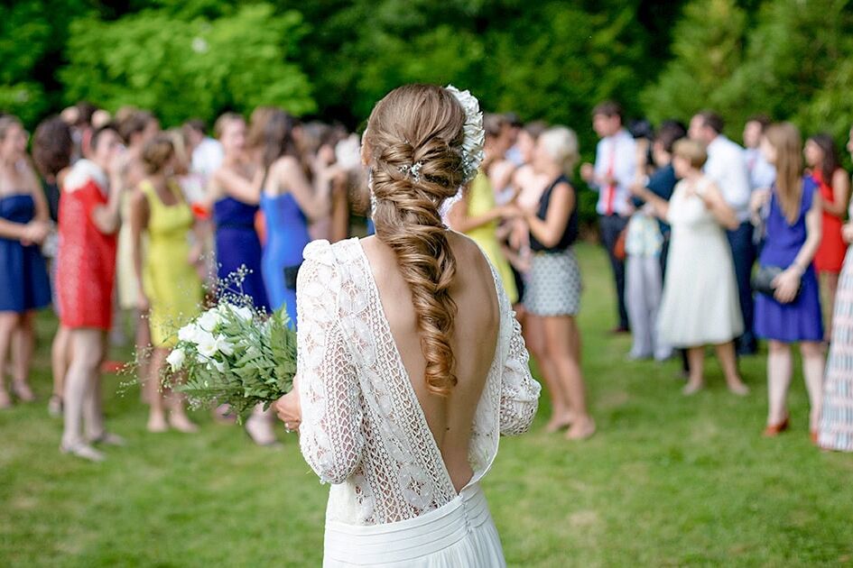 Cerimonia di matrimonio elegante con decorazioni floreali
