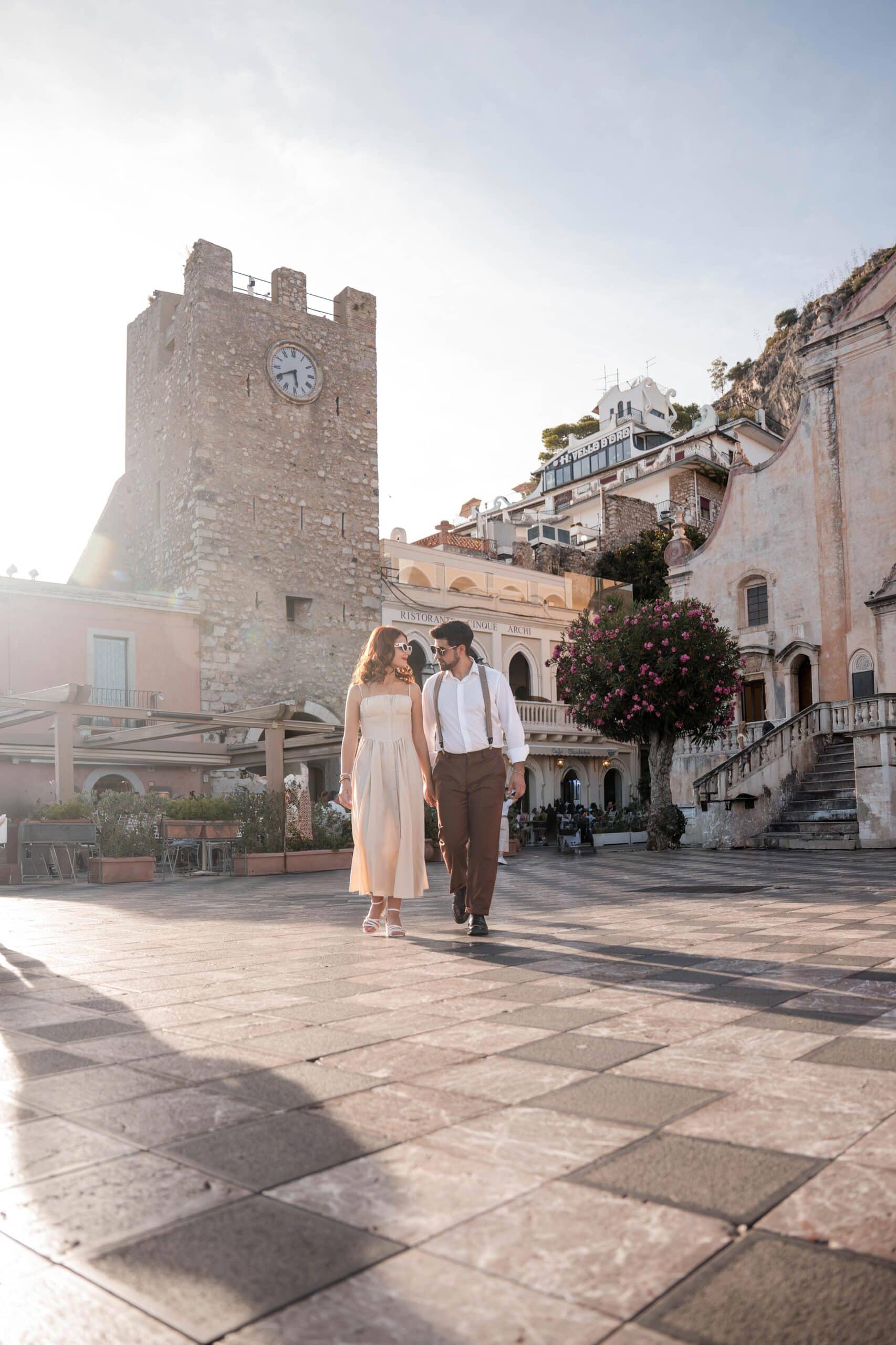 Engagement romantico a Taormina, coppia tra scorci iconici e luce mediterranea della città.