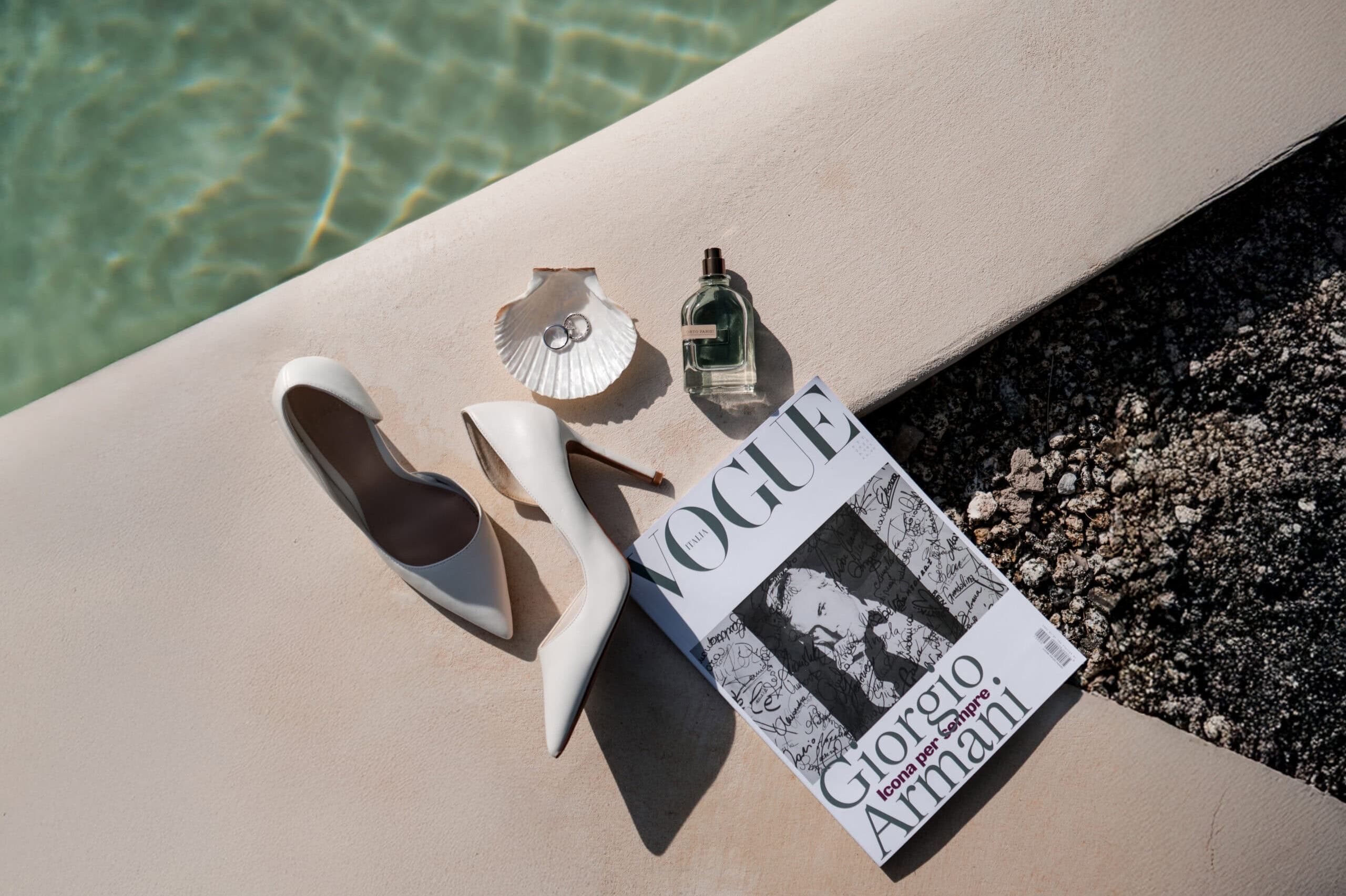 Scarpe da sposa editoriali in tonalità Cloud Dancer, colore Pantone 2026, per un matrimonio elegante e moderno.