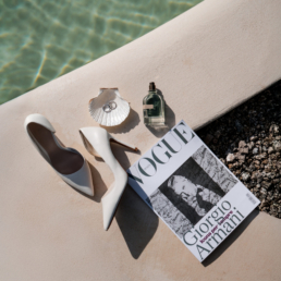 Scarpe da sposa editoriali in tonalità Cloud Dancer, colore Pantone 2026, per un matrimonio elegante e moderno.